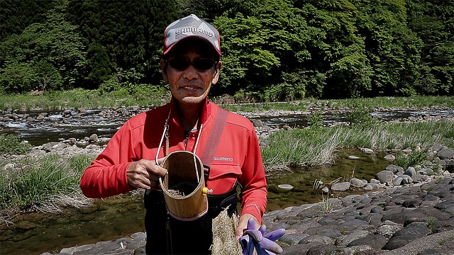 Hirata san with his nymphs and loofah