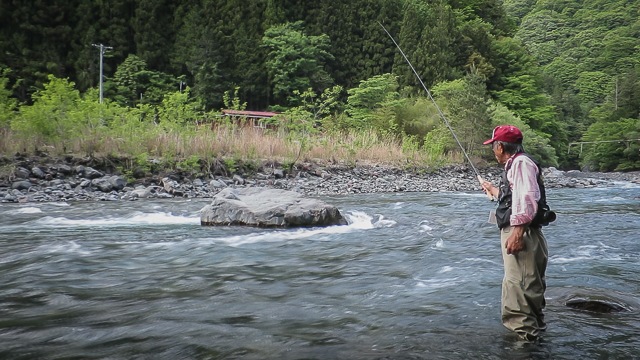 Masami Sakakibara Fishing a seam of water on the Toyama River using his big river techniques