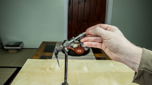 Setting the fly tying vise jaws step two: closing the jaws by cranking the lever down