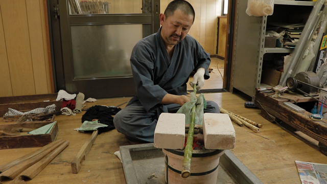 Yamano san performing the initial tempering a bamboo tenkara rod (abaranuki)